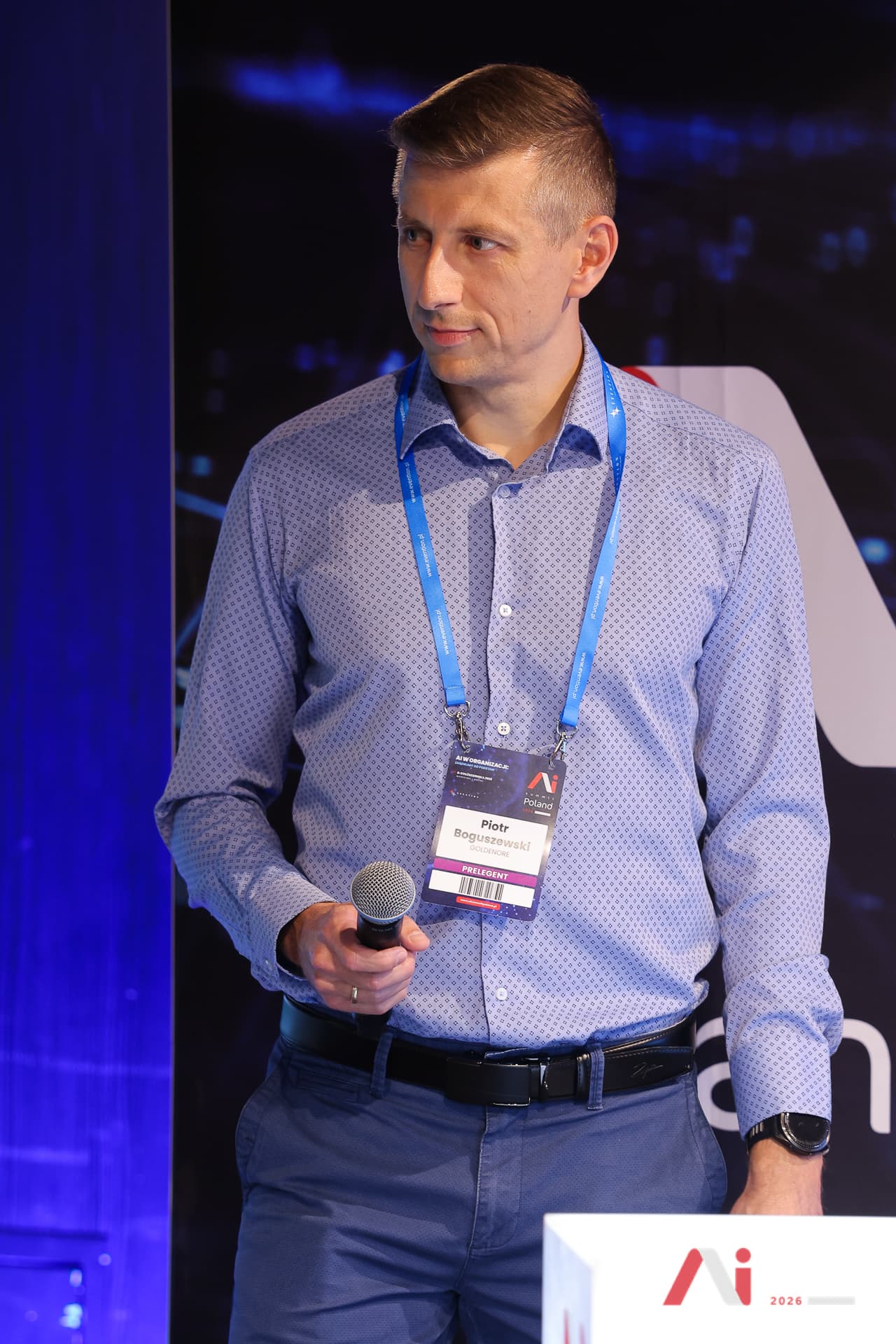 Piotr Boguszewski holding a microphone before the presentation