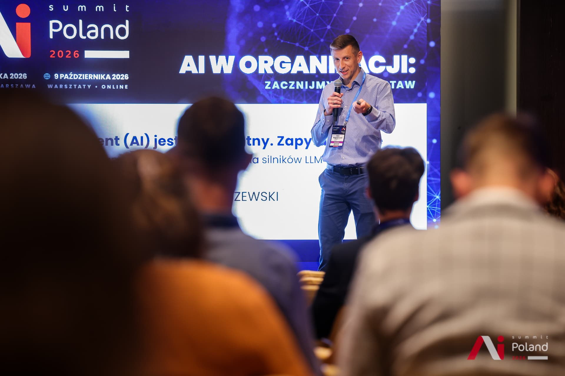 Piotr Boguszewski presenting data organization for AI